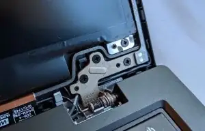 Naprawa zawiasów laptopów